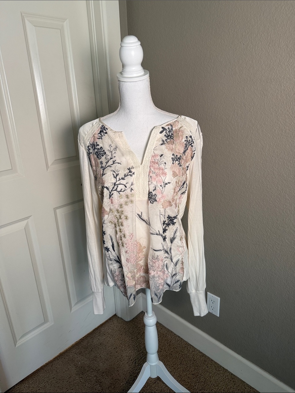 Embroidered Floral Split-Neck Tunic Top in Cream